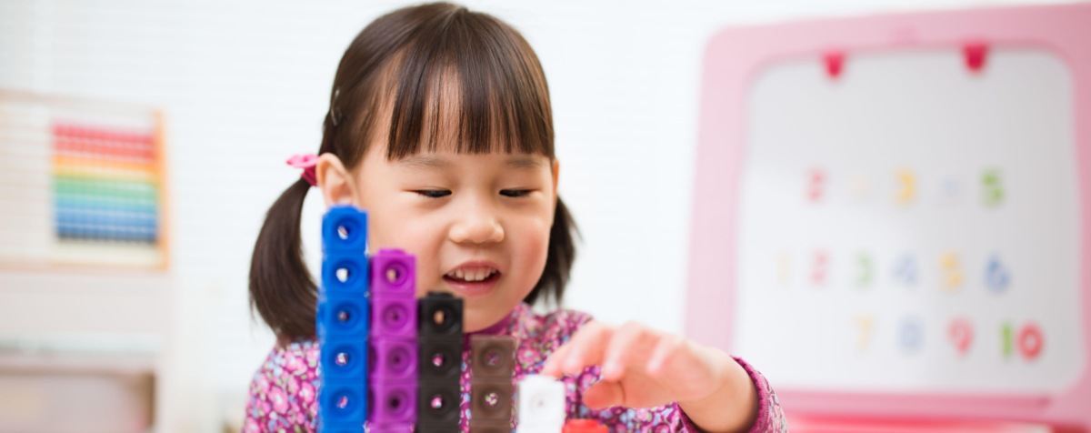 A child learns with blocks